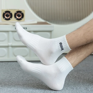 Chaussettes blanches en coton pour hommes avec broderie Freedom noire et bords côtelés