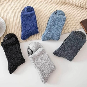 Set di 5 paia di calze spesse in pile corallo con gommini antiscivolo per uomini