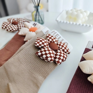 Chaussettes mi-mollet en coton avec fleur 3D à damier et motif tricoté HELLO