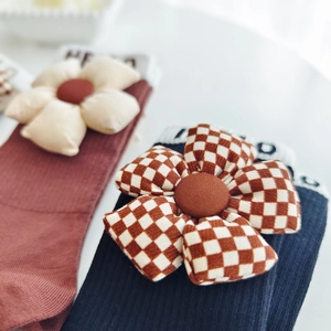Chaussettes mi-hautes en coton pour filles avec fleurs 3D en rouge brique et bleu marine