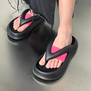 Women's black platform flip flops with thick V-shaped straps for casual summer fashion