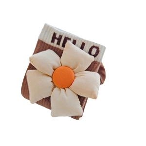 Chaussettes en coton marron avec fleur 3D blanche et lettrage HELLO brodé