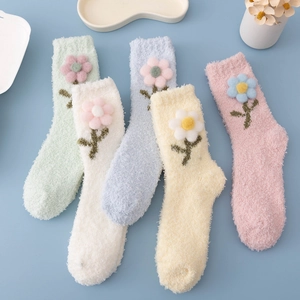 Detail von Korallenvlies-Wintersocken-Set mit süßen 3D-Plüschblumen-Verzierungen
