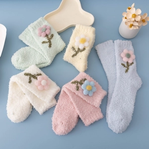 Dicke Korallenfleece-Socken in Macaron-Farben mit 3D-Blumendekor und weicher Stickerei