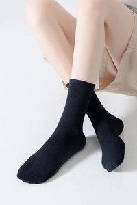 Detailed view of the smooth elastic cuff on these black Japanese style cotton crew socks