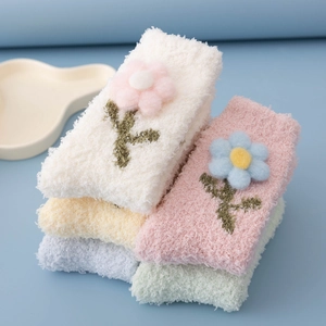 Dicke Korallenfleece-Socken mit 3D-Plüschblumen in weichen Macaron-Farben für den Winter