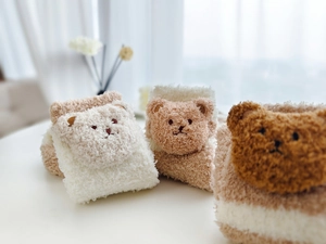 Détail du molleton corail épais des chaussettes avec broderie ours en peluche 3D