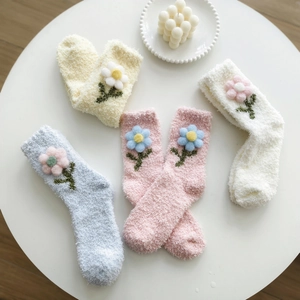 Details von Korallenvlies Wintersocken mit Blumenstickerei in Pastellfarben für Damen