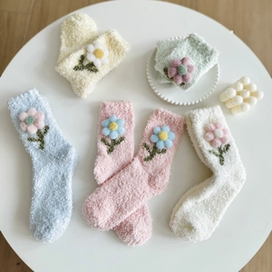 Damen Winter Dicke Korallenfleece Socken Warme Flauschige Schlafsocken Mit 3D Blumen-Dekoration Wadenhoch Haussocken
