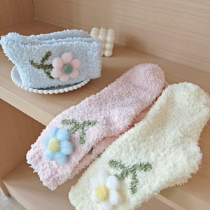 Dicke Korallenfleece-Socken mit 3D-Blumen in Rosa, Blau und Creme für den Winter