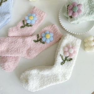 Dicke Korallenfleece Wintersocken für Damen mit 3D-Blumen-Detail in Macaron-Farben