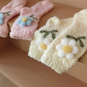 Dicke Korallenvlies Socken mit 3D Stickerei für warme Wintertage zu Hause und im Bett