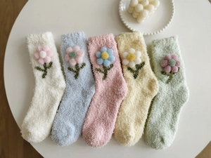 Fünf Paar dicke Thermo-Korallenfleece-Socken mit 3D-Plüschblumen-Detail in Pastellfarben