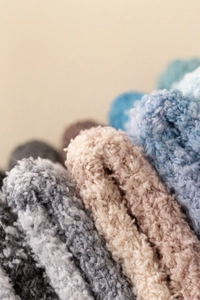 Nahaufnahme dicker Korallenfleece-Wintersocken mit weicher Plüschtextur und Morandi-Farben