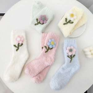 Detail von Korallenvlies-Wintersocken in Pastellfarben mit 3D-Plüschblumen-Dekor