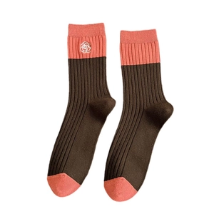 Vintage style brown and pink color-block crew socks with white camellia embroidery