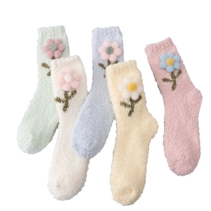 Cinq paires de chaussettes d'hiver en polaire corail avec fleurs 3D et tons pastel