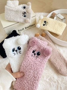 Detailaufnahme der weichen Korallenvlies-Wintersocken mit süßen 3D-Katzenohren