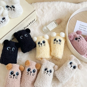 Flauschige Korallenfleece-Katzen-Socken in verschiedenen Farben auf weißem Teppich