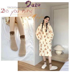 Detail von Korallenfleece-Socken mit 3D-Bärenmotiv und passendem Kapuzenbademantel