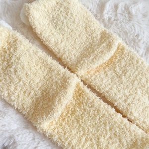 Nahaufnahme dicker Korallenfleece-Wintersocken in Cremegelb mit weicher Plüschtextur