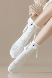 Détail de chaussettes blanches en polaire corail avec oreilles de lapin 3D mignonnes
