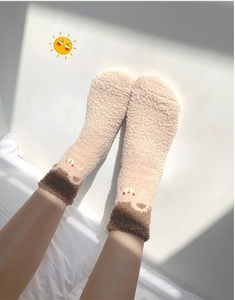 Detailansicht dicker Korallenvlies-Socken mit Bären-Design und weicher Plüsch-Textur