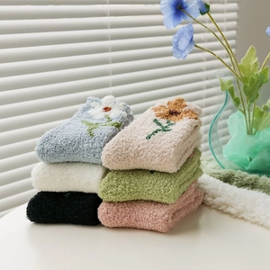Set di calze invernali in pile corallo con ricamo floreale in sei vari colori caldi