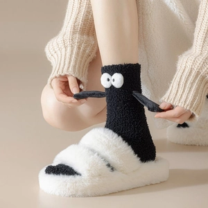 Chaussettes mignonnes en polaire corail noire avec yeux 3D et bras pour l'hiver