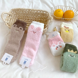 Dicke Korallenvlies-Wintersocken mit niedlichen Tierdesigns in gemütlicher Atmosphäre