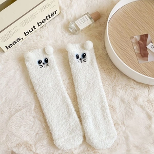 Dicke weiße Korallenfleece-Katzen-Socken mit flauschigen Pompons und 3D-Stickerei