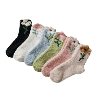 Set di 6 paia di calzini invernali in pile corallo con ricamo a margherita colori