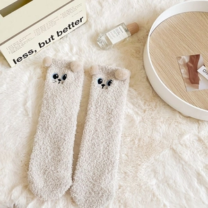 Beige Korallenvlies-Wintersocken mit Katzenstickerei und 3D-Ohren auf weichem Hintergrund