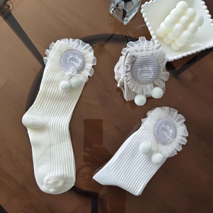 Cute cream white ribbed cotton kids socks with lace trim and grey cat patch decoration
