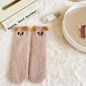 Süße hellbeige Korallenvlies-Socken mit Katzenohren und blauen Augen für den Winter