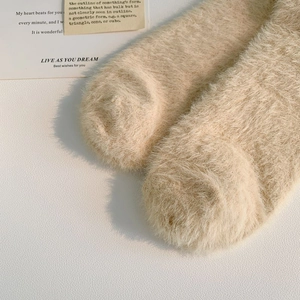 Dettaglio ravvicinato di calze in velluto di visone beige calde e morbide per l'inverno