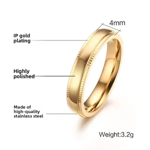 Vue détaillée de la bague en acier inoxydable doré de 4 mm avec finition polie et poids de 3,2 g