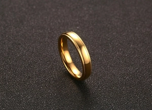 Vue détaillée d'une bague de 4mm en acier inoxydable doré avec bordure perlée élégante