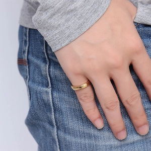 Détail d'une bague en acier inoxydable plaqué or 4mm avec bords perlés au doigt