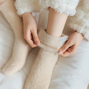 Calze spesse in pile di visone beige con etichetta ricamata e consistenza morbida e calda