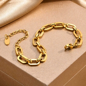 Detail of 18K gold flat oval link chain bracelet with lobster clasp and adjustable tail