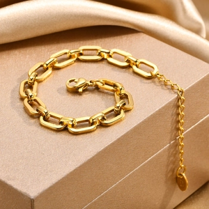 Detail of 18K gold stainless steel chain bracelet with lobster clasp and round 925 tag