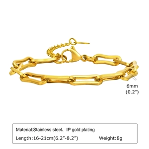 Makro-Detail des 6mm Gold-Edelstahl-Gliederkettenarmbands mit verstellbarem Karabinerverschluss
