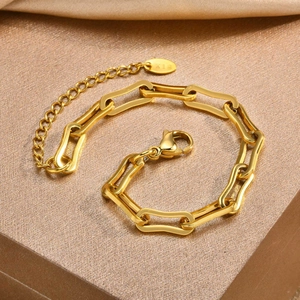 Detail eines 18K vergoldeten Edelstahlarmbands mit Karabiner und K18 Gravur