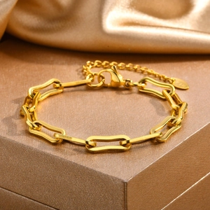 Nahaufnahme des 18K vergoldeten Gliederkettenarmbands mit Karabinerverschluss und Kette