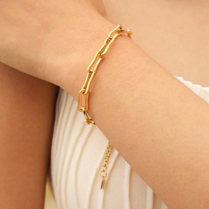 Elegantes 18K vergoldetes Edelstahl-Wellenarmband an einem weiblichen Handgelenk