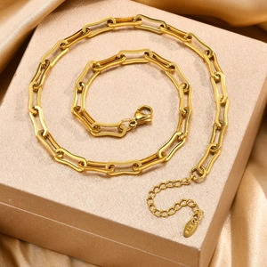 Detail der 18K vergoldeten Edelstahlkette mit Karabinerverschluss und K18-Prägung