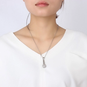 Détail du pendentif micro argenté serti de strass brillants sur une chaîne en O