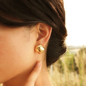 Minimalist square 18K gold earrings with a polished 3D geometric design for women