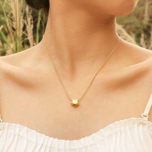 Pendentif étoile 3D dorée polie avec chaîne serpent fine pour femme sur modèle